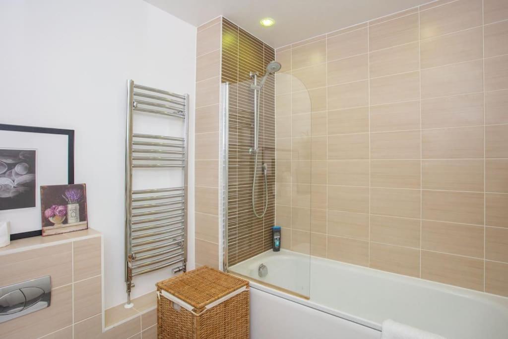 شقة Unique & Welcoming 2Bd Flat In Limehouse لندن المظهر الخارجي الصورة
