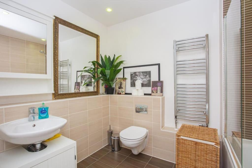 شقة Unique & Welcoming 2Bd Flat In Limehouse لندن المظهر الخارجي الصورة